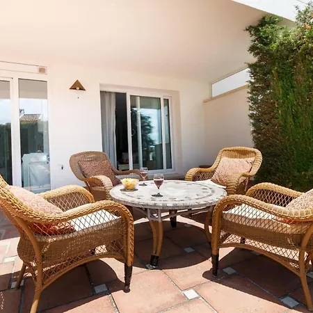 Con Jardin Privado Y 2 Piscinas, Zona Comunitaria, En * Marbella
