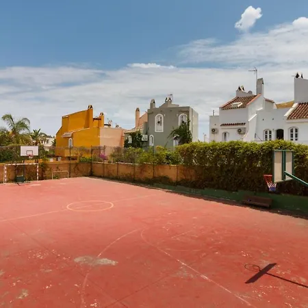 Con Jardin Privado Y 2 Piscinas, Zona Comunitaria, En Marbella