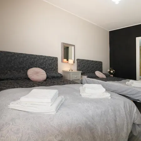 Con Jardin Privado Y 2 Piscinas, Zona Comunitaria, En * Marbella